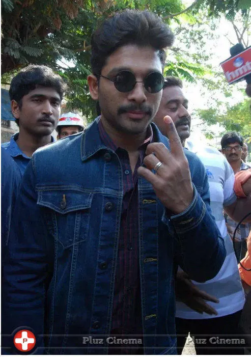 Blue Denim Jacket Mens Outfit